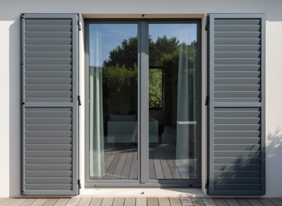 Graue Fensterläden an Terassentüren