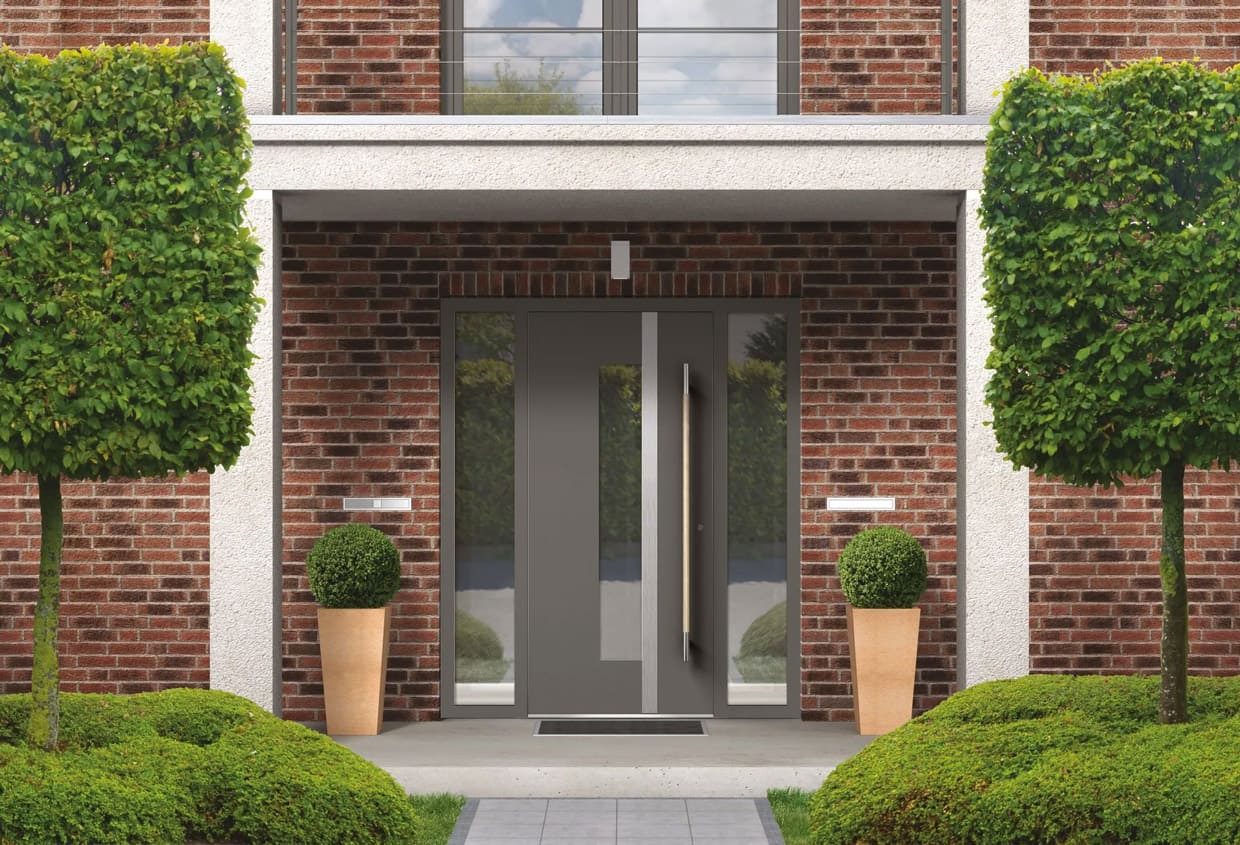 Abb. Aluminium Haustüre in mittelgrau rechts und links mit großem Glasfenster und in der Mitt mit schmalen Glaseinsatz sowie mit langen Holz-Metall-Griff.