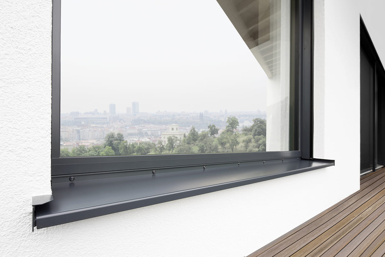Fensterbank Einbausituation SlideAlu 7016M Schrauben Abb. Fensterbank - mittelgrau an einem großem Fenster außen.