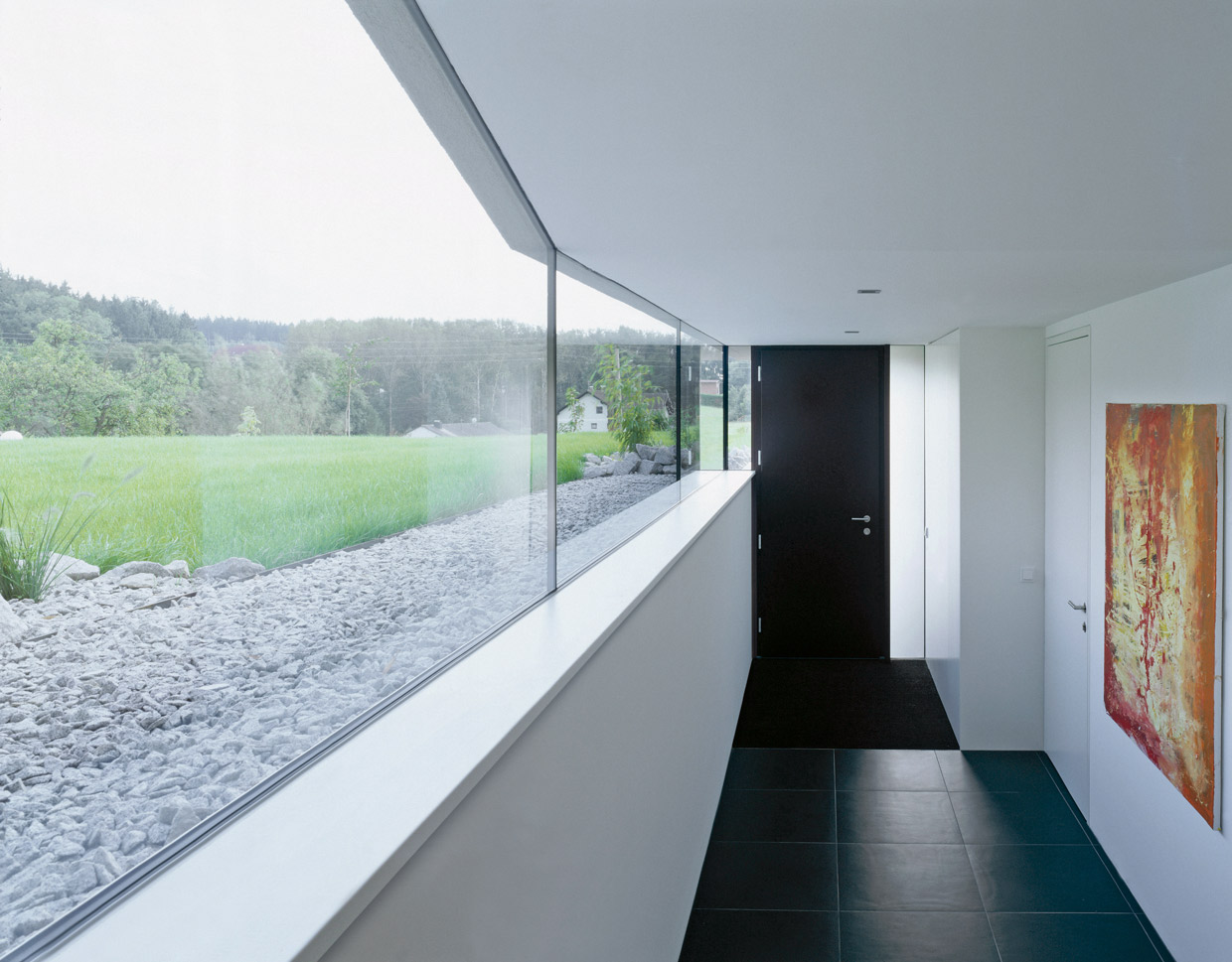 Fensterbank hellgrau innen Abb. Fensterbank hellgrau innen an einer langen, schmalen Fensterfront.