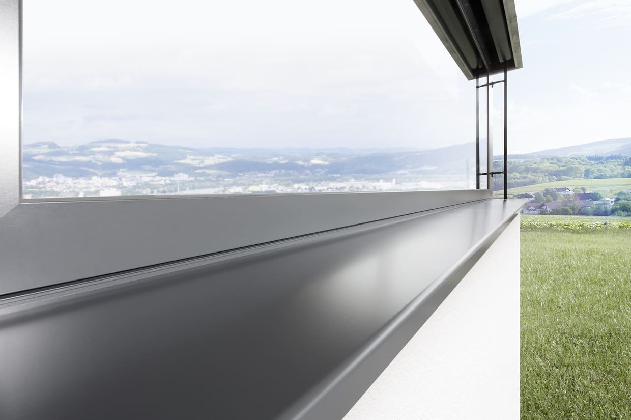 Fensterbank mittelgrau SlideAlu contact 7016M Abb. Fensterbank - mittelgrau an einem schmalen langen Fensterfront außen.
