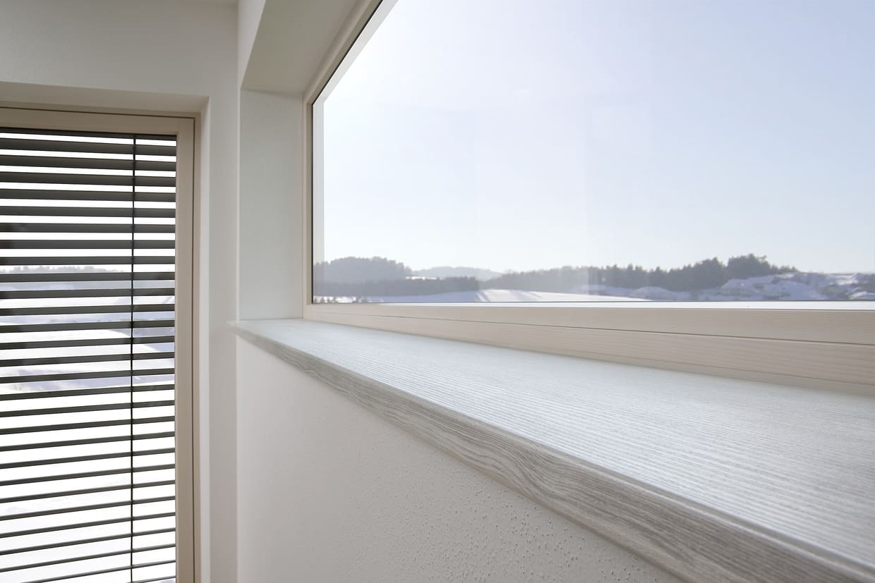 Fensterbank Holzmasserung hellgrau Trend 78 Abb. Fensterbank - Holzmasserung in hellgrau an einem schmalen langen Fensterfront innen.