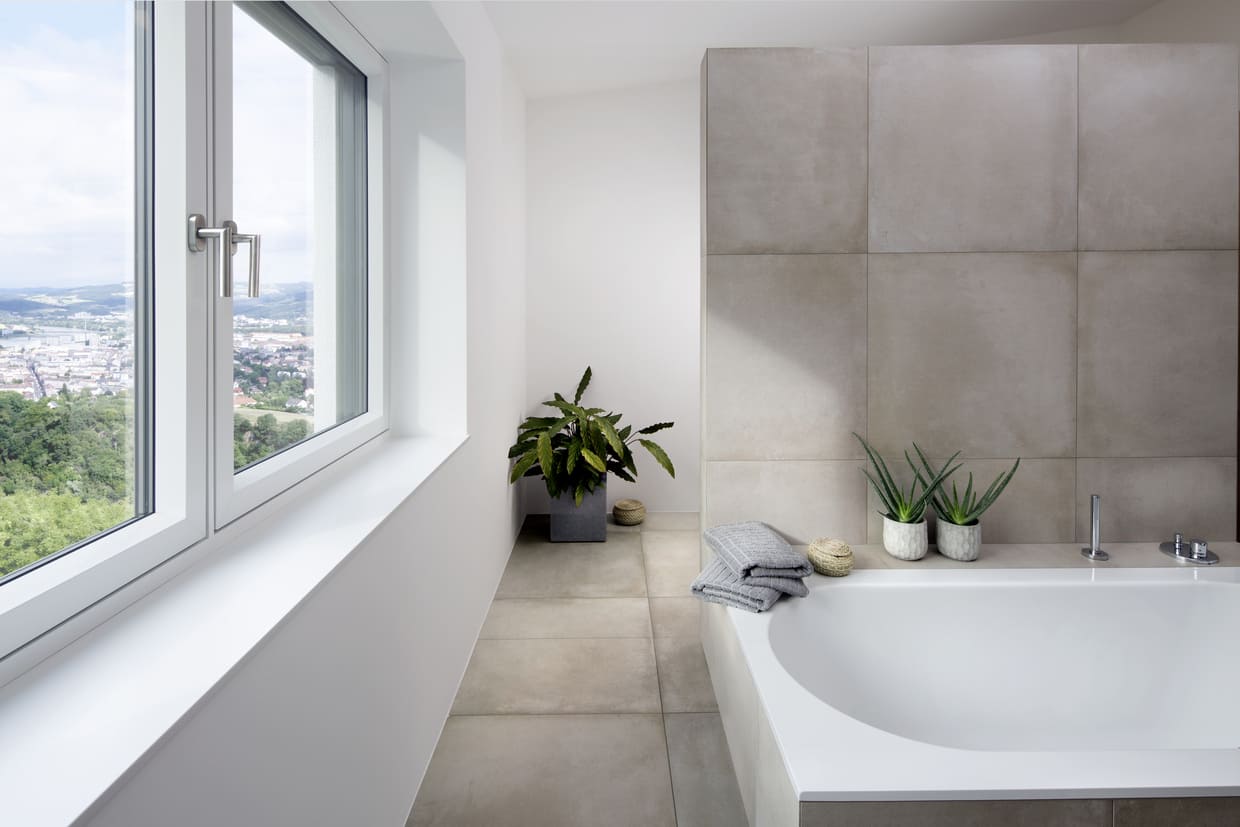 Fensterbank hellgrau linea 150M Badezimmer Abb. Fensterbank - hellgrau im Badezimmer Doppelflugel-Fenster innen.