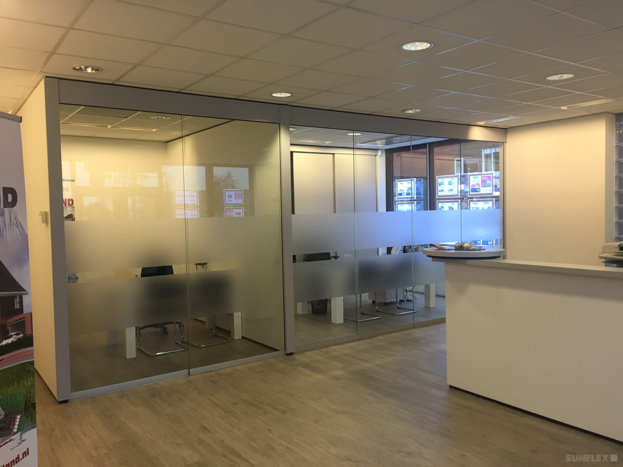 Abb. Anlagensysteme Schiebe-Wand-System 2 Besprechnungszimmern in einer Bank