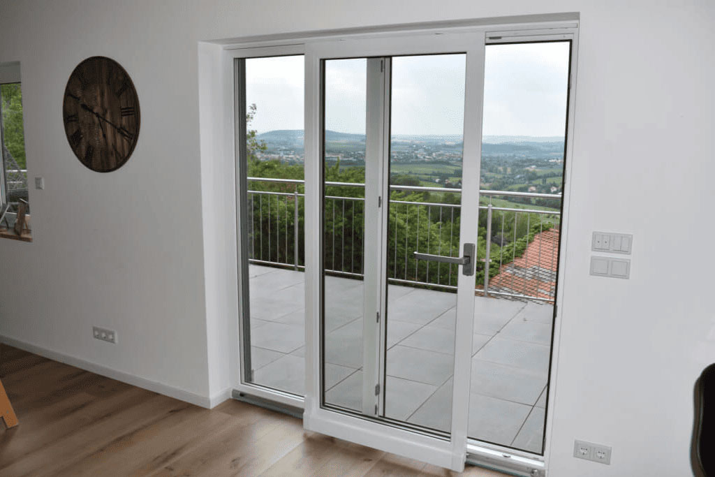 Abb. Parallel-Schiebe-Kipptüre in weiß - Balkon - kann gepippt und aufgeschoben werden.