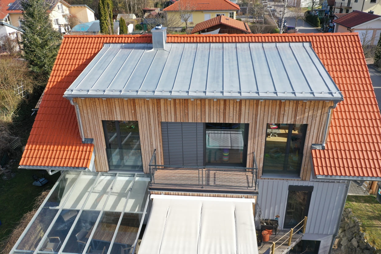 Abb. Diverse Fenster und Wintergarten und Verschattung mit Raffstores