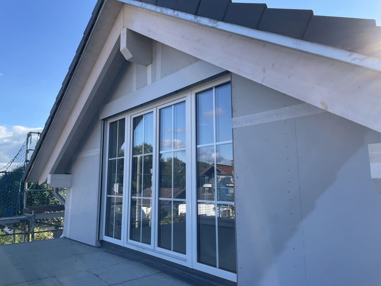 Abb. Fenster mit 2 Türen zur Terrasse Außenansicht weiß