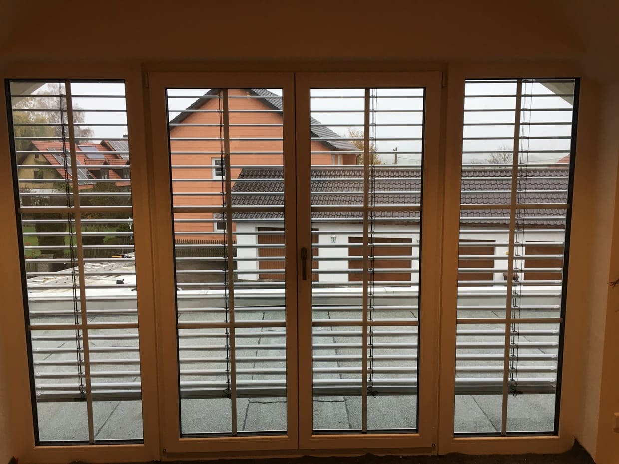 Abb. Fenster mit 2 Türen zur Terrasse Innenansicht