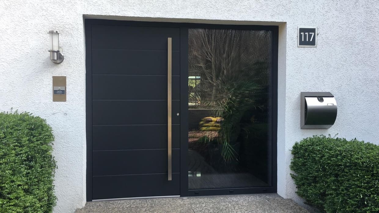 Firma STOLMA Haustüre aus Kunststoff schwarz Abb. Haustür in schwarz aus Kunststoff Firma STOLMA