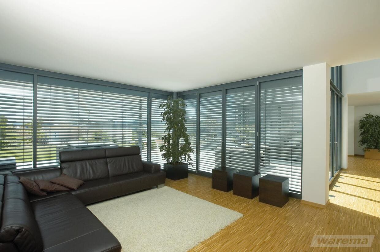 Abb. Impressionen Außenjalousien Firma Warema eine Fensterfront von Innen mit den Jalousien geschlossen modernes Einfamilienhaus