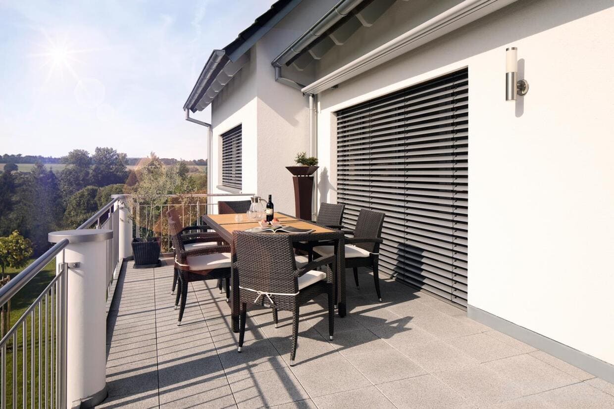Abb. Impressionen Außenjalousien Firma Warema eine Fensterfront von Außen mit den Jalousien geschlossen modernes Einfamilienhaus