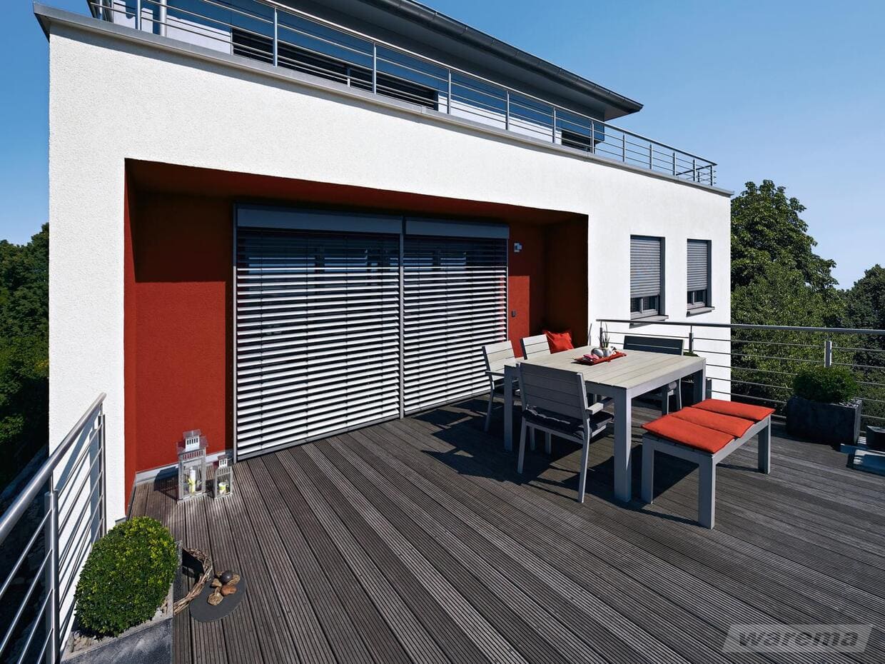 Abb. Impressionen Außenjalousien Firma Warema eine Fensterfront von Außen mit den Jalousien geschlossen modernes Einfamilienhaus