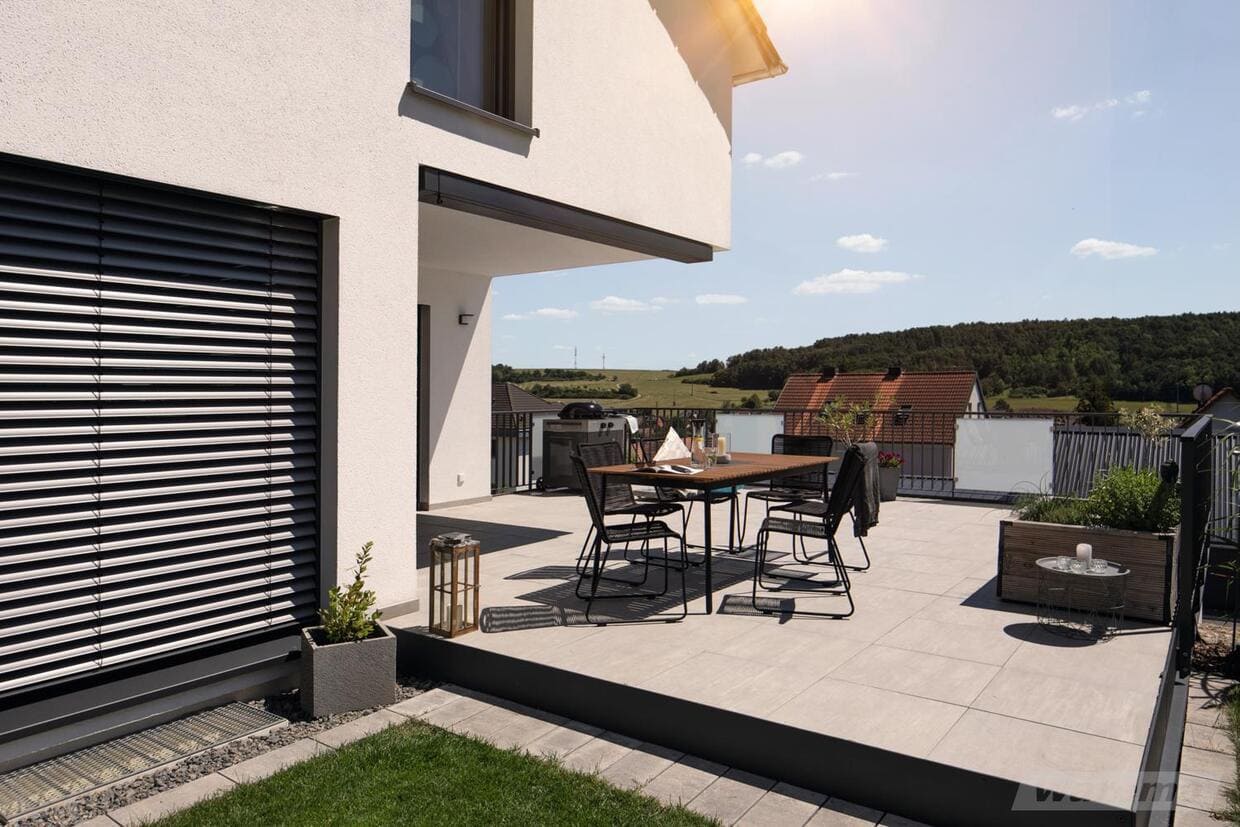 Abb. Impressionen Außenjalousien Firma Warema ein Fenster mit den Jalousien geschlossen modernes Einfamilienhaus
