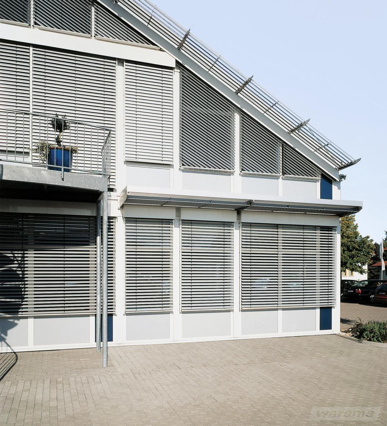 Abb. Impressionen Außenjalousien Firma Warema alle Fenster mit den Jalousien geschlossen modernes Einfamilienhaus