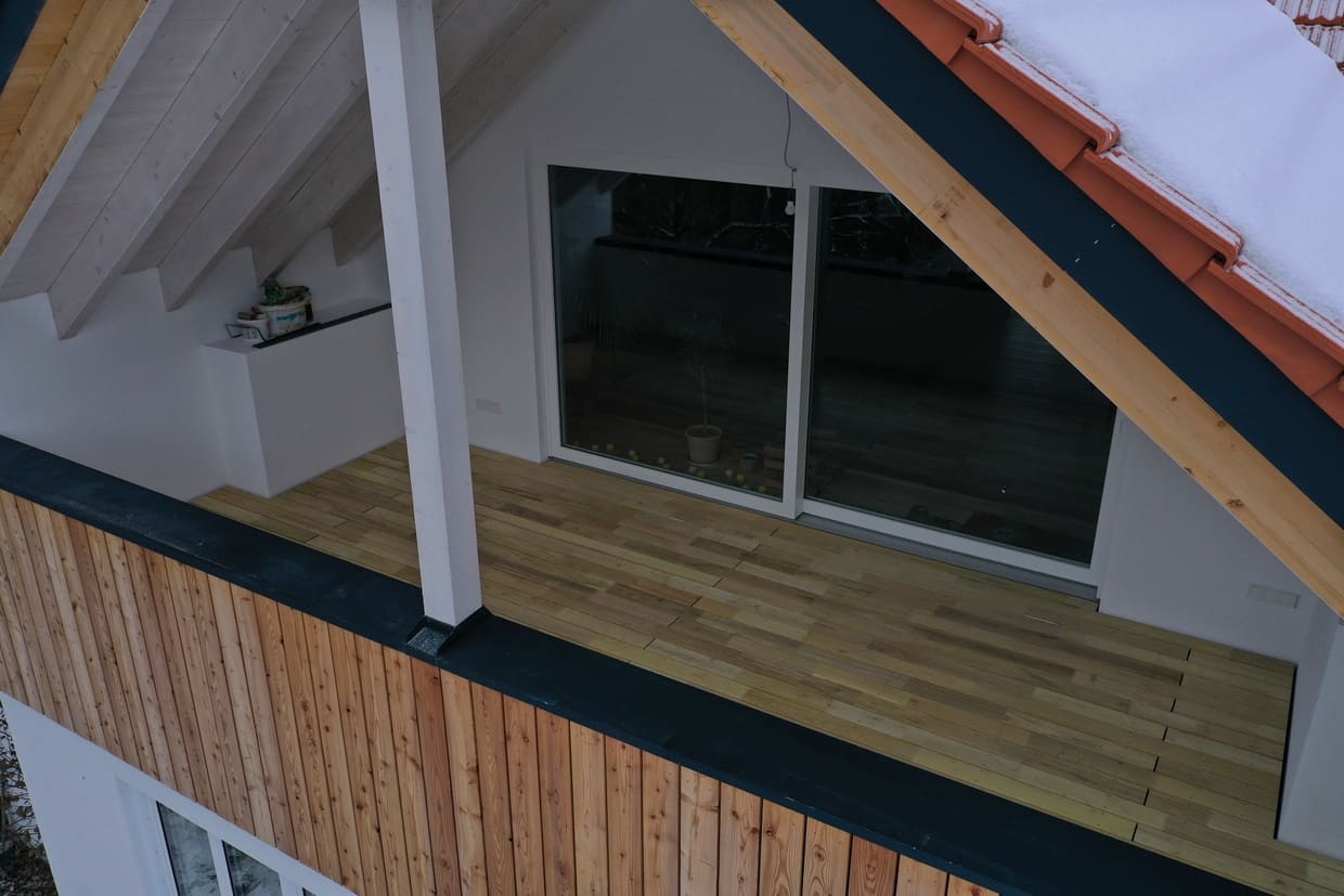 Abb. Schiebetüre auf Balkon in weiß