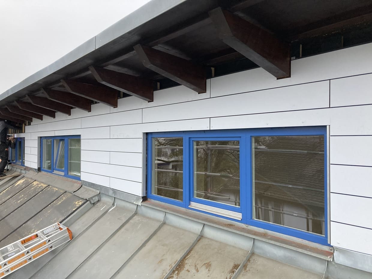 Abb. Schmale blaue 3er-Fenster